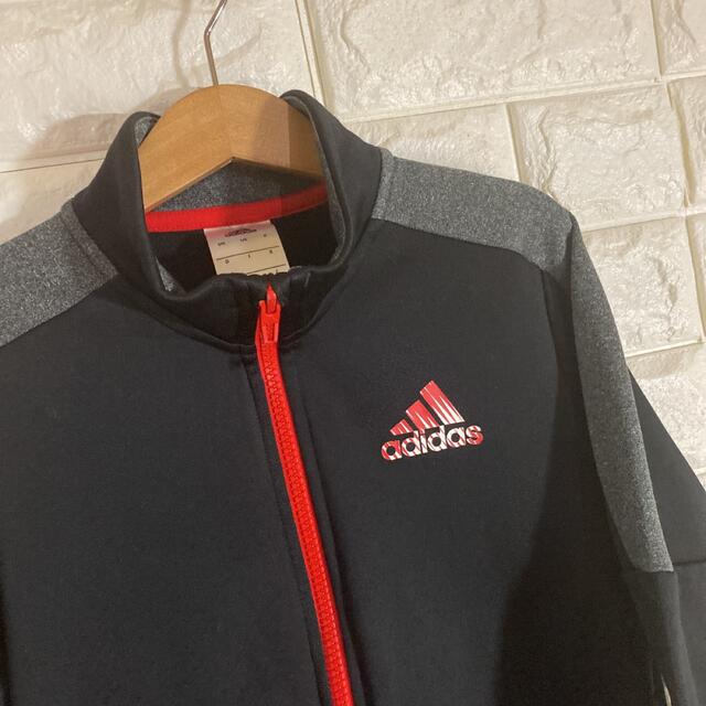 adidas(アディダス)のアディダス　ジップアップ　130 キッズ/ベビー/マタニティのキッズ服男の子用(90cm~)(ジャケット/上着)の商品写真