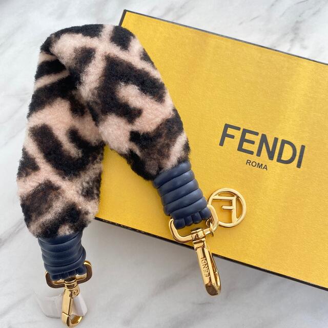 ラスト１【新品】F is FENDI ミニ ストラップ ユー ムートン ピンク