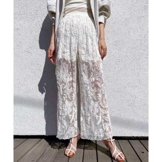 Ameri VINTAGE(アメリヴィンテージ)のAMERI MEDI EMBROIDERY TULLE PANTS グレー レディースのパンツ(カジュアルパンツ)の商品写真