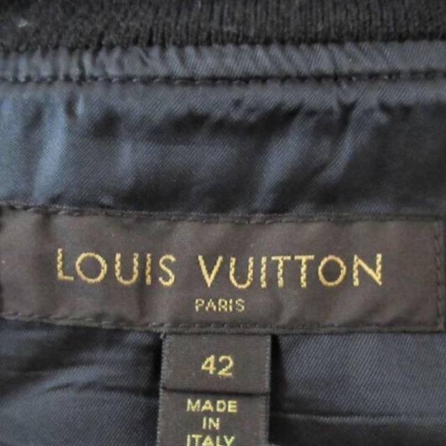 LOUIS VUITTON(ルイヴィトン)のLVルイヴィトンLOUIS VUITTONロゴブルゾンユニセックス美品 メンズのジャケット/アウター(ブルゾン)の商品写真