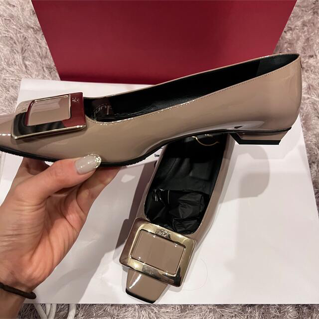 ROGER VIVIER(ロジェヴィヴィエ)の試し履きのみ ロジェヴィヴィエ パンプス パテントレザー ベージュ35 22.5 レディースの靴/シューズ(ハイヒール/パンプス)の商品写真