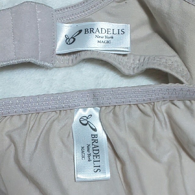 BRADELIS New York(ブラデリスニューヨーク)のブラデリスニューヨーク ふんわりおうちブラ1着&ショーツ２枚  Mサイズ レディースの下着/アンダーウェア(ブラ&ショーツセット)の商品写真