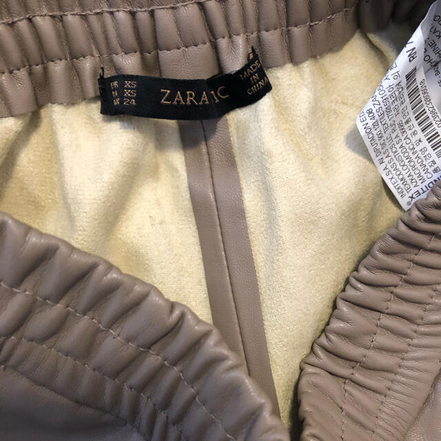 ZARA(ザラ)のZARA  レザーハーフパンツ レディースのパンツ(ハーフパンツ)の商品写真