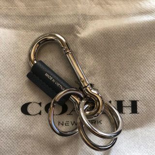 コーチ(COACH)のcoachカラビナ　キーホルダー　ネイビー　布袋付き(キーホルダー)