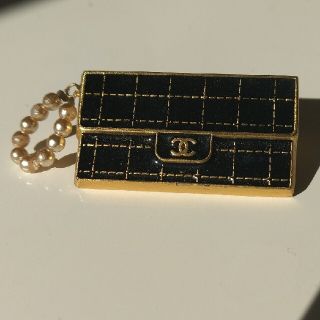 シャネル(CHANEL)のchanel★シャネル ミニ　ピンバッチバックモチーフ★(ブローチ/コサージュ)