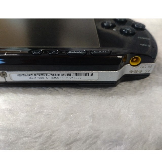 PlayStation Portable(プレイステーションポータブル)の中古PSP本体　充電用コード　おまけ付(ソフト2つ) エンタメ/ホビーのゲームソフト/ゲーム機本体(家庭用ゲーム機本体)の商品写真