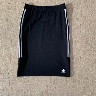 アディダス(adidas)のadidasスカート(ひざ丈スカート)