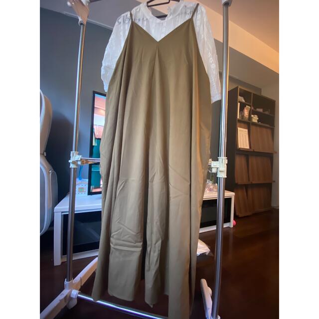 白ブラウスとカ-キ色ジャンパースカ-ト レディースのスカート(ロングスカート)の商品写真