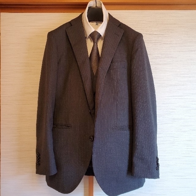 THE SUIT COMPANY(スーツカンパニー)のTHE SUIT COMPANY スリーピース グレー ストライプ メンズのスーツ(セットアップ)の商品写真