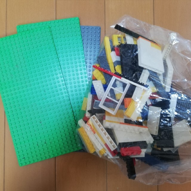 LEGO 基礎板3枚＆パーツ入るだけ！セット キッズ/ベビー/マタニティのおもちゃ(積み木/ブロック)の商品写真