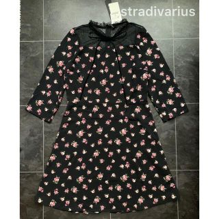 ザラ(ZARA)の新品未使用タグ付♡stradivarius♡胸元レース花柄ワンピース(ひざ丈ワンピース)