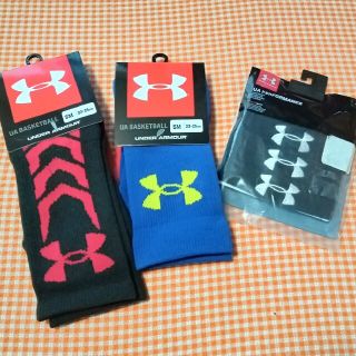 アンダーアーマー(UNDER ARMOUR)のUAアンダーアーマー 機能性バスケットソックス2足 ＆ リストバンド3点セット(トレーニング用品)