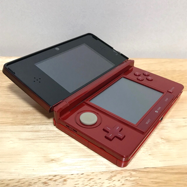 任天堂(ニンテンドウ)のニンテンドー  3DS本体　レッド エンタメ/ホビーのゲームソフト/ゲーム機本体(携帯用ゲーム機本体)の商品写真