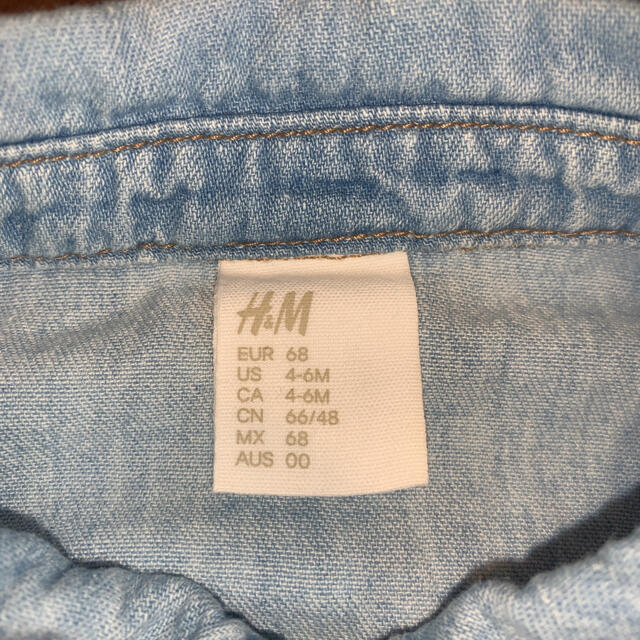 H&M(エイチアンドエム)のベビー服　H&M  4〜6ヶ月　デニムシャツ キッズ/ベビー/マタニティのベビー服(~85cm)(シャツ/カットソー)の商品写真