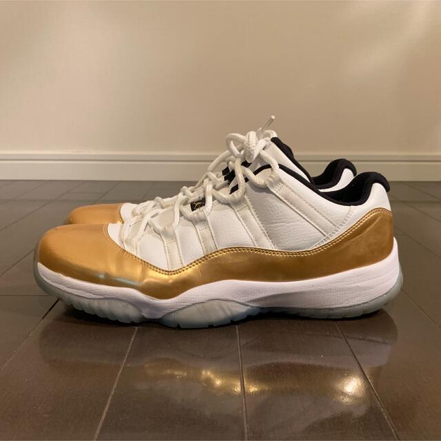 NIKE(ナイキ)のAIR JORDAN 11 LOW 白×金　28cm メンズの靴/シューズ(スニーカー)の商品写真