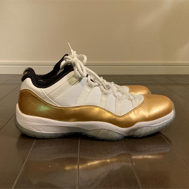 NIKE(ナイキ)のAIR JORDAN 11 LOW 白×金　28cm メンズの靴/シューズ(スニーカー)の商品写真