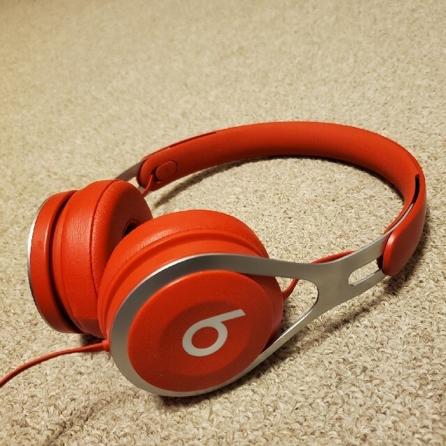 Beats by Dr Dre(ビーツバイドクタードレ)の【最終価格】ヘッドホン beats レッド スマホ/家電/カメラのオーディオ機器(ヘッドフォン/イヤフォン)の商品写真