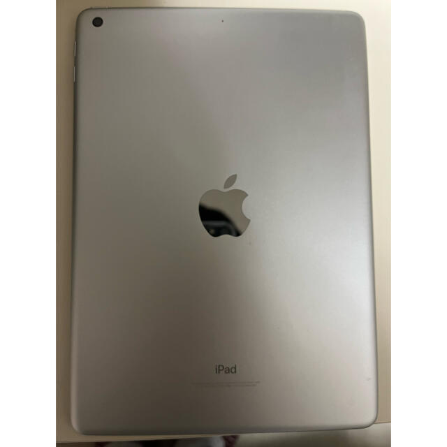 Apple(アップル)のiPad 第6世代（2018年）　Wi-Fiモデル　128GB シルバー スマホ/家電/カメラのPC/タブレット(タブレット)の商品写真