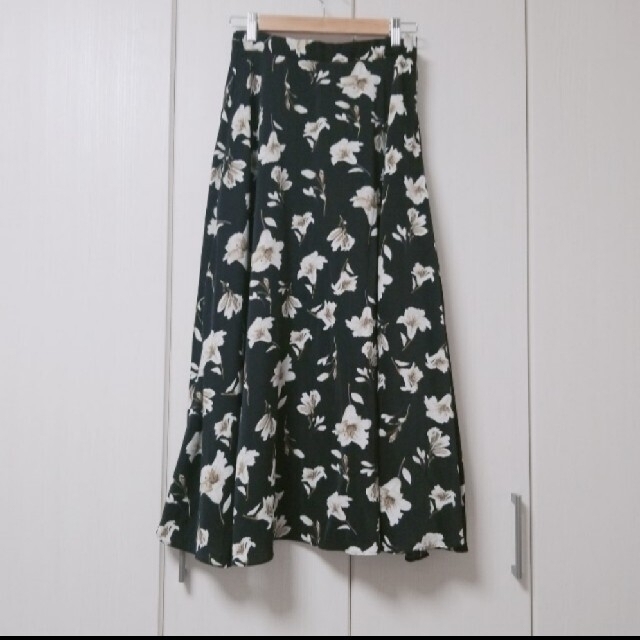 natural couture(ナチュラルクチュール)のナチュラルクチュール　新品　フレアー花柄スカート　ブラック レディースのスカート(ロングスカート)の商品写真
