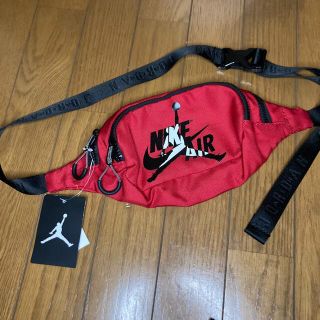 ナイキ(NIKE)の新品 JORDAN NIKE ナイキ サコッシュ ボディバッグ ウエストポーチ赤(ウエストポーチ)