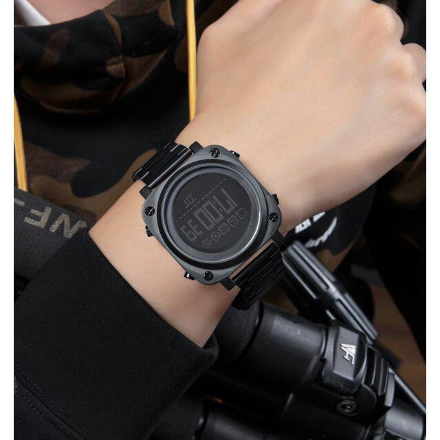 角型 ドット文字のデジタル時計 スクエア ボルト留め シルバー メンズの時計(腕時計(デジタル))の商品写真
