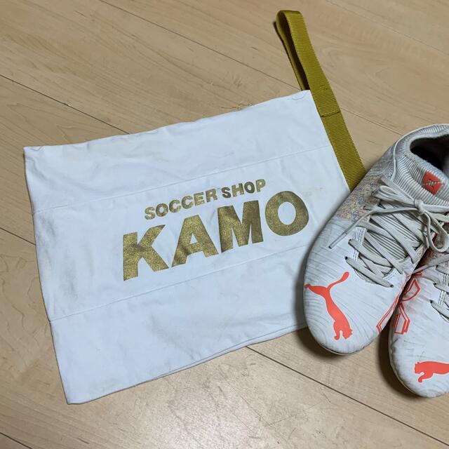 PUMA(プーマ)のPUMAサッカースパイク24センチ&靴袋付き スポーツ/アウトドアのサッカー/フットサル(シューズ)の商品写真