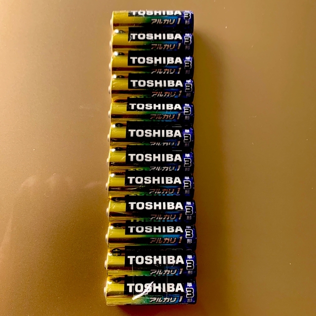 東芝(トウシバ)の値下げしました！単三アルカリ乾電池 12本 スマホ/家電/カメラのスマートフォン/携帯電話(バッテリー/充電器)の商品写真