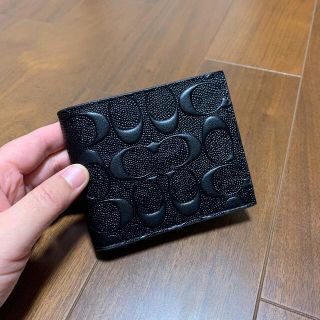 コーチ(COACH)のショプバ・箱付き　二つ折り札入れ　ブラックシグネチャー(折り財布)