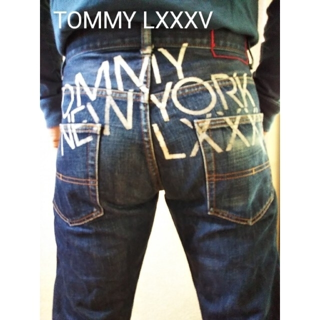 TOMMY(トミー)のTOMMY NEW YORK LXXXV デカロゴバックプリントデニム ジーンズ メンズのパンツ(デニム/ジーンズ)の商品写真