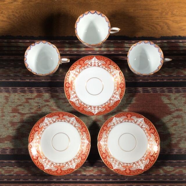 有田焼 其泉 鹿鳴館『赤濃金彩 唐草』 カップ&ソーサー トリオの 有田焼 其泉 鹿鳴館『赤濃金彩 唐草』 カップ&ソーサー トリオの