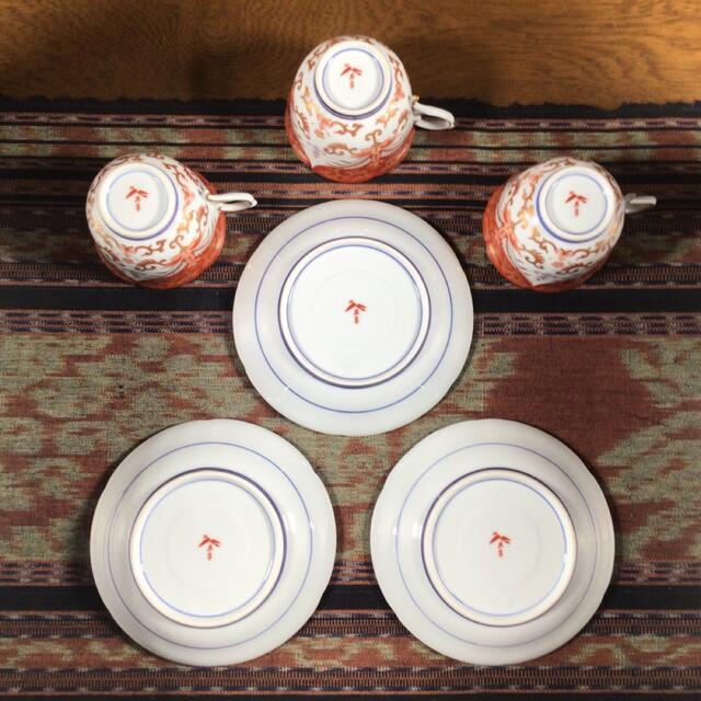 有田焼 其泉 鹿鳴館『赤濃金彩 唐草』 カップ&ソーサー トリオの 有田焼 其泉 鹿鳴館『赤濃金彩 唐草』 カップ&ソーサー トリオの