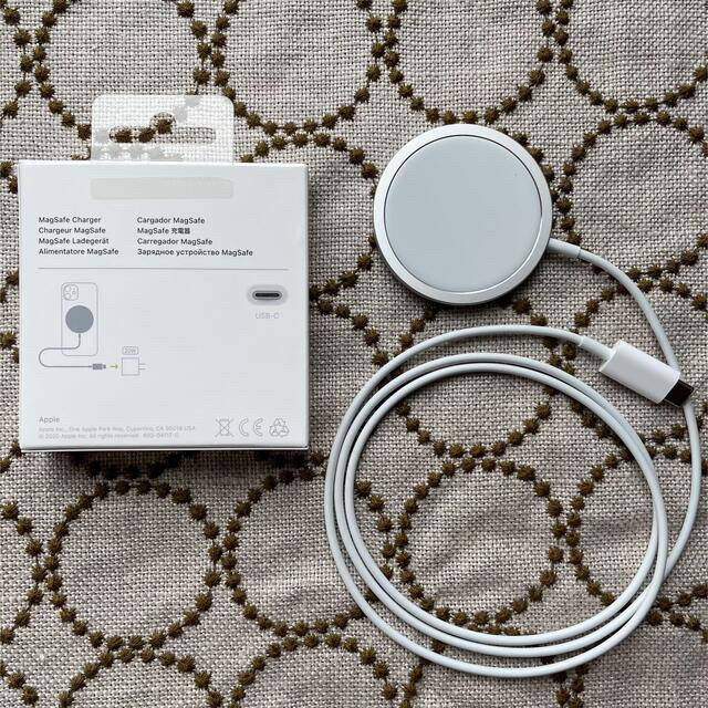 Apple(アップル)のALPPLE MagSafe/アップル　マグセーフ充電器  スマホ/家電/カメラのスマートフォン/携帯電話(バッテリー/充電器)の商品写真