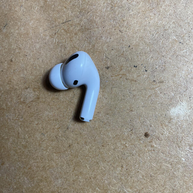 Apple(アップル)のAirPods Pro 右耳 R スマホ/家電/カメラのオーディオ機器(ヘッドフォン/イヤフォン)の商品写真