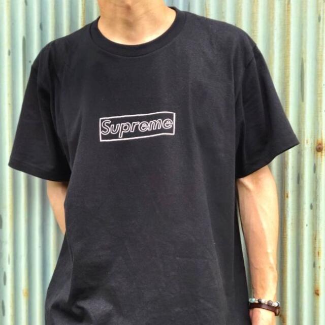 Supreme(シュプリーム)のSupreme KAWS Chalk Logo Tee Black Lサイズ メンズのトップス(Tシャツ/カットソー(半袖/袖なし))の商品写真