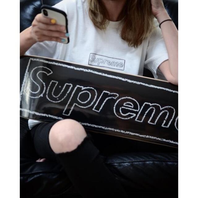 Supreme(シュプリーム)のSupreme KAWS Chalk Logo Tee Black Lサイズ メンズのトップス(Tシャツ/カットソー(半袖/袖なし))の商品写真