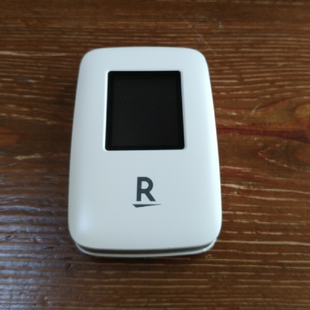 Rakuten(ラクテン)のRakuten Wi-Fi Pocket（ポケットWiFi） スマホ/家電/カメラのスマートフォン/携帯電話(その他)の商品写真