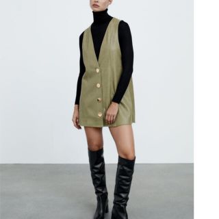 ザラ(ZARA)のZARA フェイクレザー ジャンパースカート カーキ(ミニワンピース)