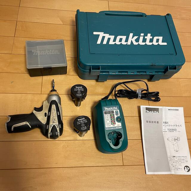 Makita(マキタ)のマキタ　インパクトドライバー　TD090D 10.8v セット品 自動車/バイクのバイク(工具)の商品写真