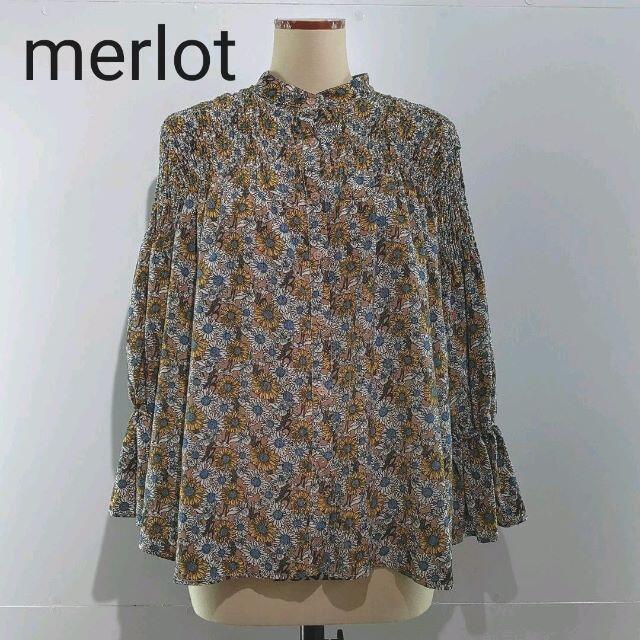 merlot(メルロー)のmerlot　メルロー　花柄プリントギャザーブラウス レディースのトップス(シャツ/ブラウス(長袖/七分))の商品写真