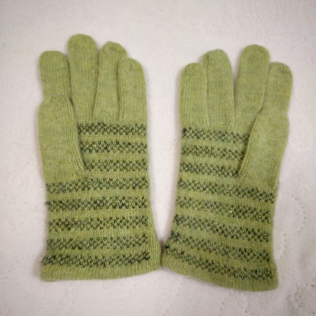 NICE CLAUP(ナイスクラップ)のナイスクラップ　手袋　ドット柄　グリーン レディースのファッション小物(手袋)の商品写真