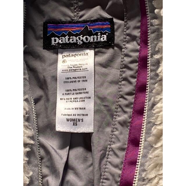 patagonia(パタゴニア)のパタゴニアレトロXフーディ レディースXS  オフホワイトXパープル レディースのジャケット/アウター(ブルゾン)の商品写真