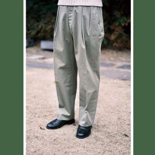 コモリ(COMOLI)の【未使用】neat chino 22ss(チノパン)