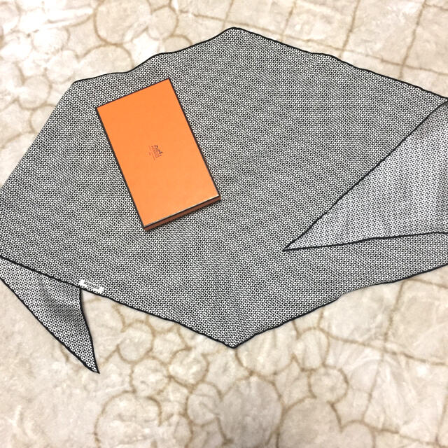HERMESエルメス ロザンジュMM シルク スカーフ 箱付き 美品 H柄 HERMESエルメス ロザンジュMM シルク スカーフ 箱付き 美品 H柄