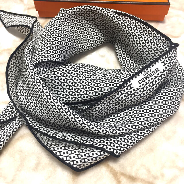 HERMESエルメス ロザンジュMM シルク スカーフ 箱付き 美品 H柄 HERMESエルメス ロザンジュMM シルク スカーフ 箱付き 美品 H柄