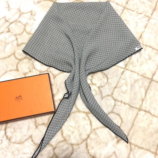HERMESエルメス ロザンジュMM シルク スカーフ 箱付き 美品 H柄 HERMESエルメス ロザンジュMM シルク スカーフ 箱付き 美品 H柄