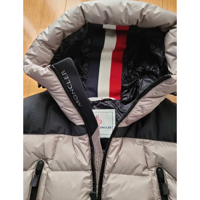 MONCLER(モンクレール)の美品　モンクレール　グルノーブル　カムラック　size4 メンズのジャケット/アウター(ダウンジャケット)の商品写真