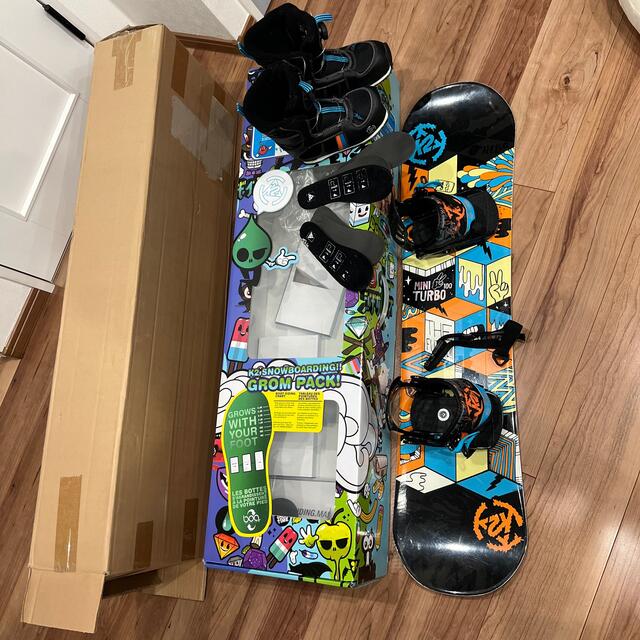 K2 キッズ 3点セット、スノーボード、ビンディング、ブーツ K2 キッズ 3点セット、スノーボード、ビンディング、ブーツ