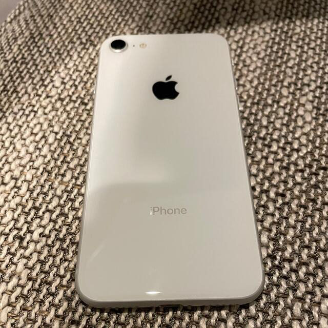 Apple(アップル)の【美品】iPhone 8 シルバー　64GB SIMフリー　 スマホ/家電/カメラのスマートフォン/携帯電話(スマートフォン本体)の商品写真