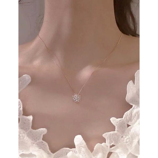 美品　雪の花ペンダント　雪ペンダント雪の結晶　高品質 レディースのアクセサリー(ネックレス)の商品写真