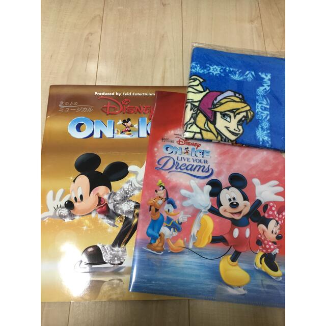 Disney(ディズニー)のディズニーオンアイス　2018 パンフレット　クリアファイル　ハンドタオル エンタメ/ホビーの雑誌(音楽/芸能)の商品写真